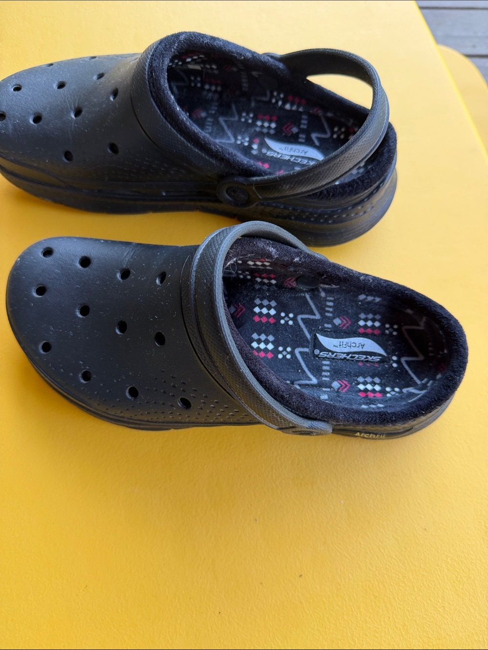 Skechers Arch Fit Women’s Black Slip-On Clogs with Patterned Insole